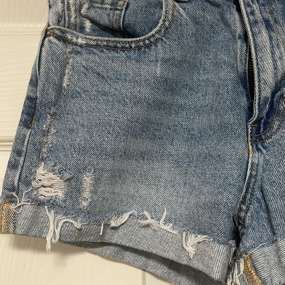 Pacsun Distressed Denim Cuffed Women’s Mom Jean Shorts Size 26 - Picture 2 of 6